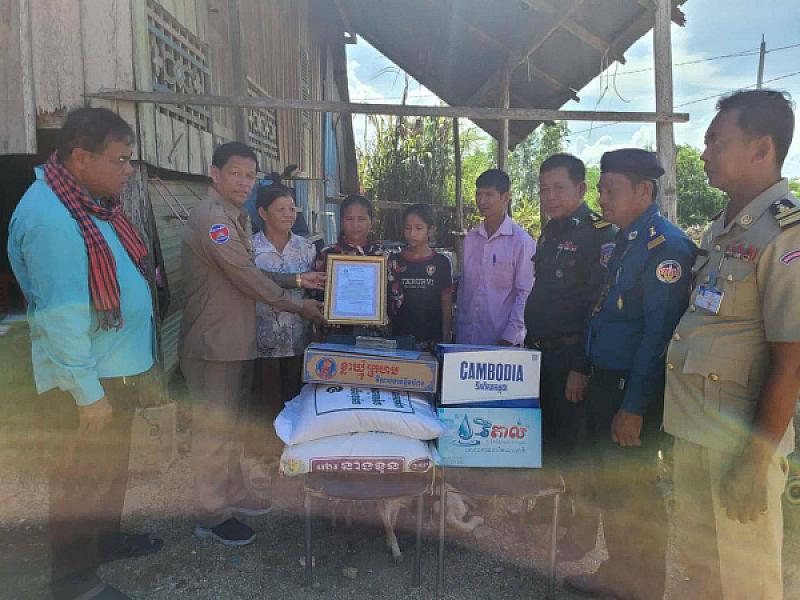 ស.អ.ក ខេត្តតាកែវ នាំយកថវិកាបេឡាមរណសង្រ្គោះប្រគល់ជូនគ្រួសារសពអតីតយុទ្ធជន ៧គ្រួសារ   - Image 2