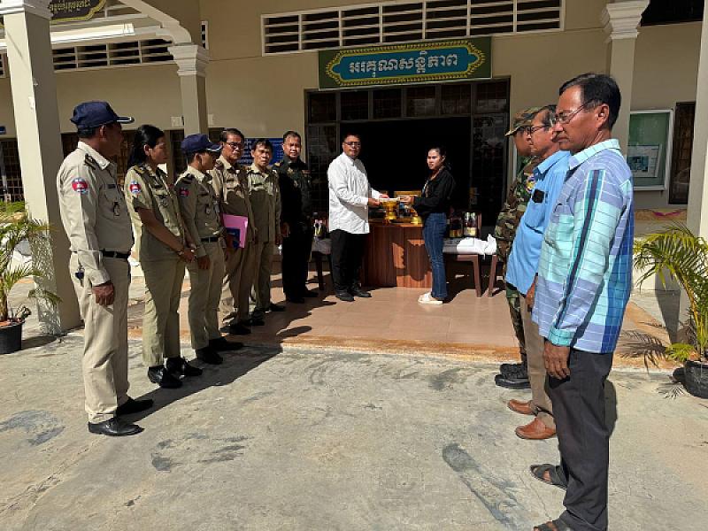 ស.អ.ក ខេត្តតាកែវ នាំយកថវិកាបេឡាមរណសង្រ្គោះប្រគល់ជូនគ្រួសារសពអតីតយុទ្ធជន ៧គ្រួសារ   - Image 3