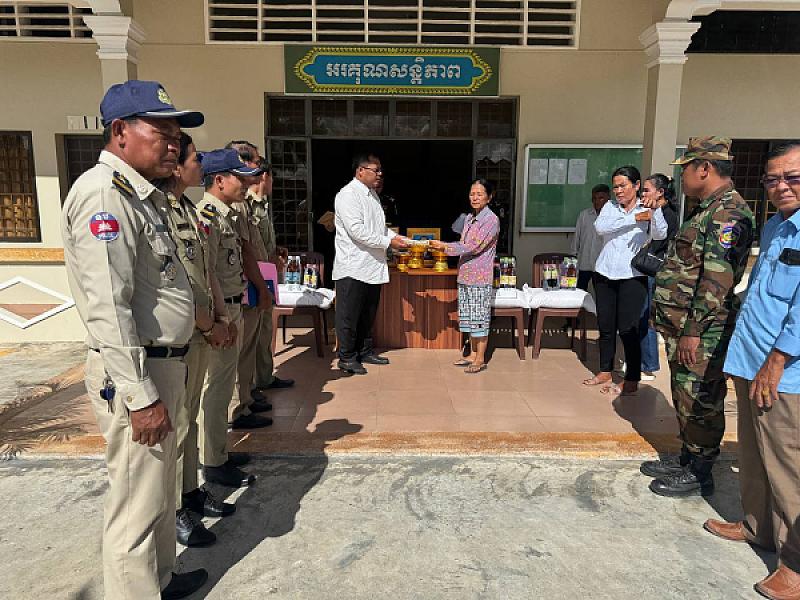 ស.អ.ក ខេត្តតាកែវ នាំយកថវិកាបេឡាមរណសង្រ្គោះប្រគល់ជូនគ្រួសារសពអតីតយុទ្ធជន ៧គ្រួសារ   - Image 4