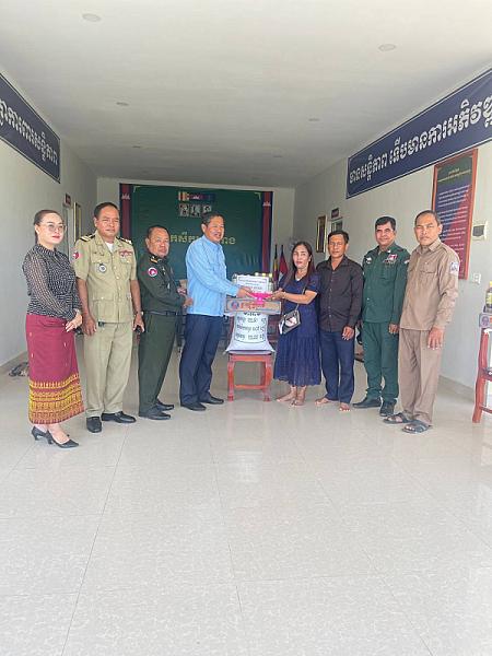 ស.អ.ក ខេត្តតាកែវ នាំយកថវិកាបេឡាមរណសង្រ្គោះប្រគល់ជូនគ្រួសារសពអតីតយុទ្ធជន ៧គ្រួសារ   - Image 5