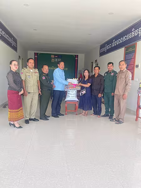 ស.អ.ក ខេត្តតាកែវ នាំយកថវិកាបេឡាមរណសង្រ្គោះប្រគល់ជូនគ្រួសារសពអតីតយុទ្ធជន ៧គ្រួសារ   - Image 5