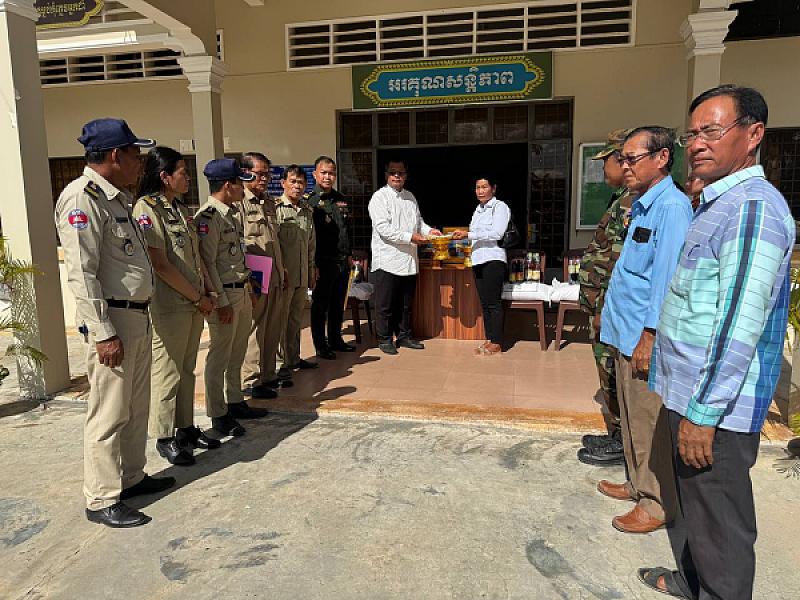 ស.អ.ក ខេត្តតាកែវ នាំយកថវិកាបេឡាមរណសង្រ្គោះប្រគល់ជូនគ្រួសារសពអតីតយុទ្ធជន ៧គ្រួសារ   - Image 6