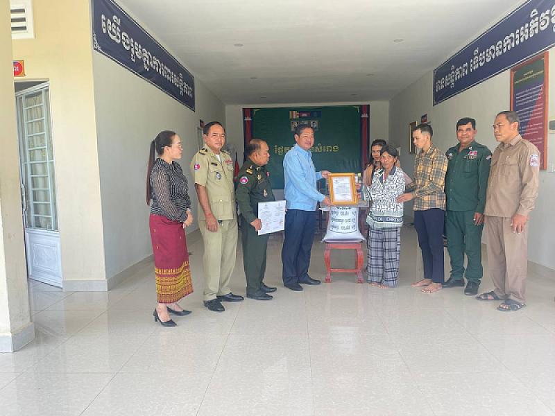 ស.អ.ក ខេត្តតាកែវ នាំយកថវិកាបេឡាមរណសង្រ្គោះប្រគល់ជូនគ្រួសារសពអតីតយុទ្ធជន ៧គ្រួសារ   - Image 7