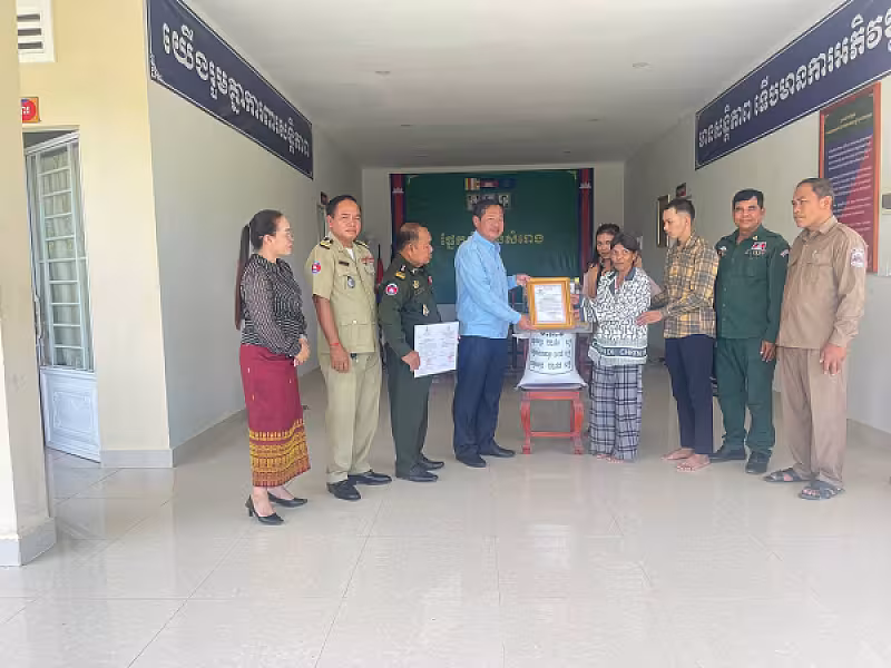 ស.អ.ក ខេត្តតាកែវ នាំយកថវិកាបេឡាមរណសង្រ្គោះប្រគល់ជូនគ្រួសារសពអតីតយុទ្ធជន ៧គ្រួសារ   - Image 7