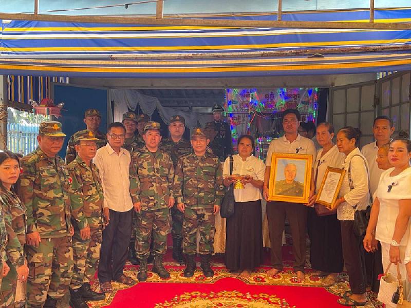 ស.អ.ក ខេត្តកោះកុង នាំយកថវិកាបេឡាមរណសង្គ្រោះជូនគ្រួសារសពអតីតយុទ្ធជនមួយគ្រួសារ