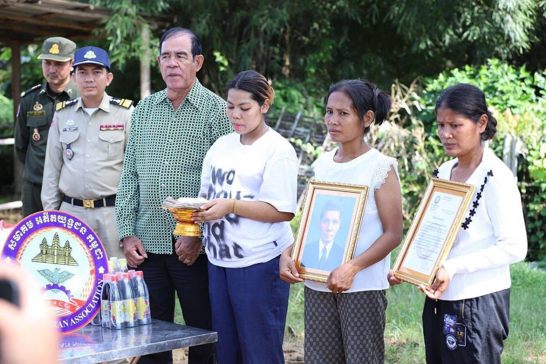 ស.អ.ក ខេត្តកណ្តាល នាំយកថវិកាបេឡាមរណសង្គ្រោះជូនដល់គ្រួសារសពអតីតយុទ្ធជនមួយគ្រួសារ