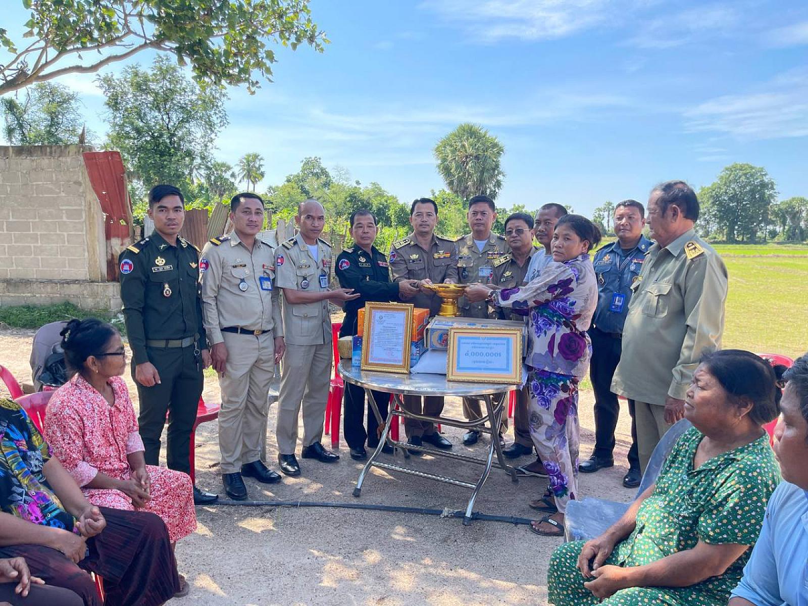 ស.អ.ក ខេត្តតាកែវ នាំយកថវិកាបេឡាមរណសង្រ្គោះជូនគ្រួសារសពអតីតយុទ្ធជនចំនួន ៦គ្រួសារ 