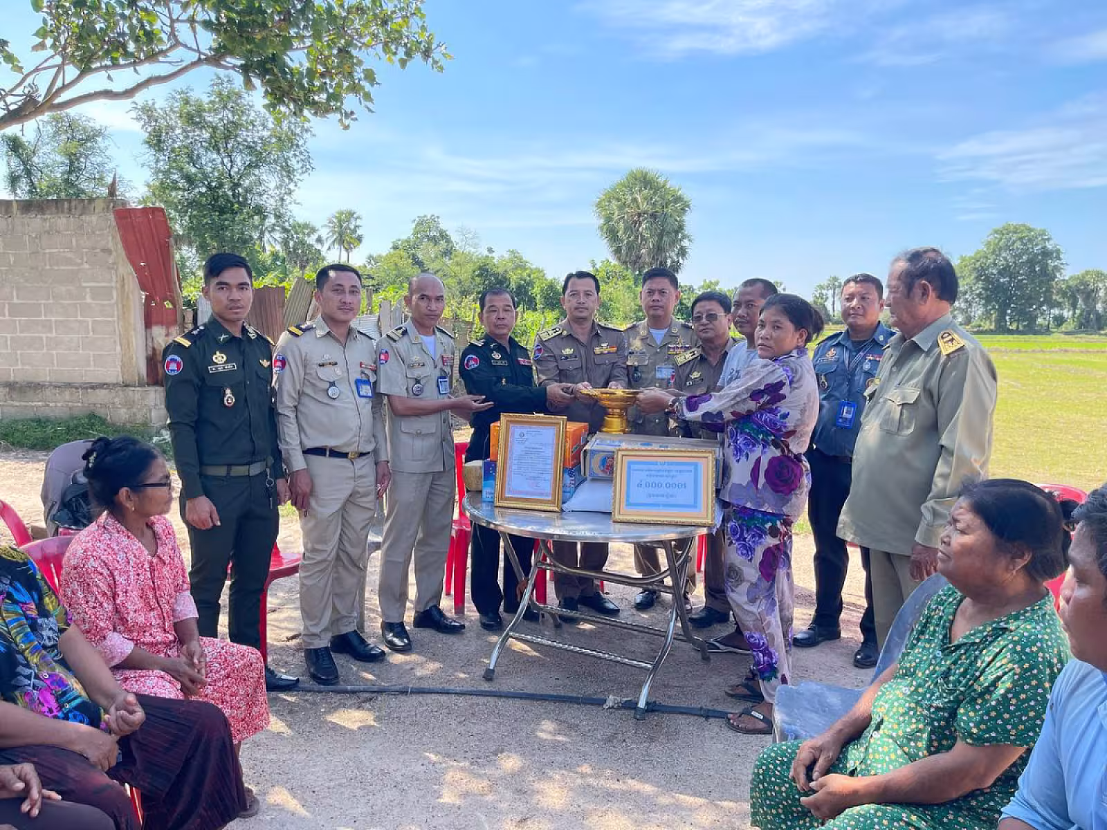 ស.អ.ក ខេត្តតាកែវ នាំយកថវិកាបេឡាមរណសង្រ្គោះជូនគ្រួសារសពអតីតយុទ្ធជនចំនួន ៦គ្រួសារ 