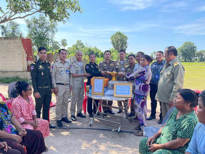 ស.អ.ក ខេត្តតាកែវ នាំយកថវិកាបេឡាមរណសង្រ្គោះជូនគ្រួសារសពអតីតយុទ្ធជនចំនួន ៦គ្រួសារ 