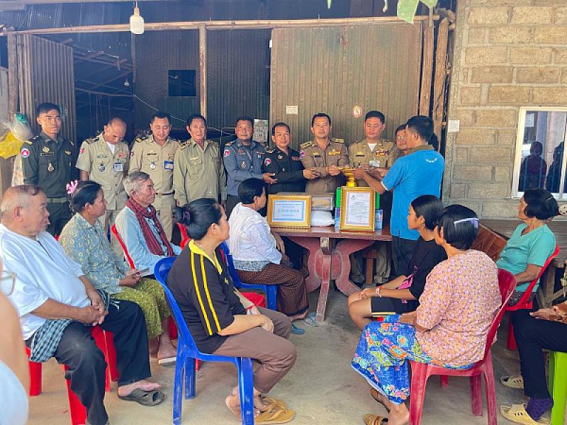 ស.អ.ក ខេត្តតាកែវ នាំយកថវិកាបេឡាមរណសង្រ្គោះជូនគ្រួសារសពអតីតយុទ្ធជនចំនួន ៦គ្រួសារ  - Image 4