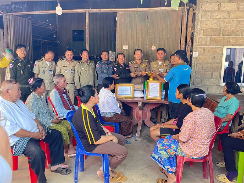 ស.អ.ក ខេត្តតាកែវ នាំយកថវិកាបេឡាមរណសង្រ្គោះជូនគ្រួសារសពអតីតយុទ្ធជនចំនួន ៦គ្រួសារ  - Image 4