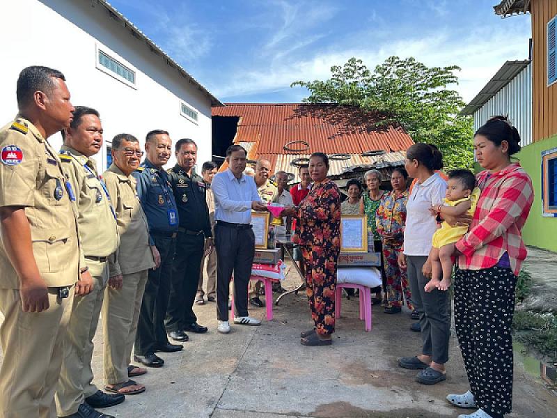 ស.អ.ក ខេត្តតាកែវ នាំយកថវិកាបេឡាមរណសង្រ្គោះជូនគ្រួសារសពអតីតយុទ្ធជនចំនួន ៦គ្រួសារ  - Image 5