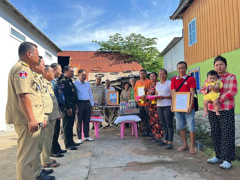 ស.អ.ក ខេត្តតាកែវ នាំយកថវិកាបេឡាមរណសង្រ្គោះជូនគ្រួសារសពអតីតយុទ្ធជនចំនួន ៦គ្រួសារ  - Image 6