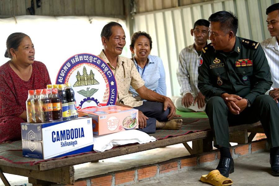 អតីតយុទ្ធជនពិការ សុខ កាន ទទួលបានផ្ទះថ្មី ជីវិតថ្មី ក្រោមការឧបត្ថម្ភពីរាជរដ្ឋាភិបាល