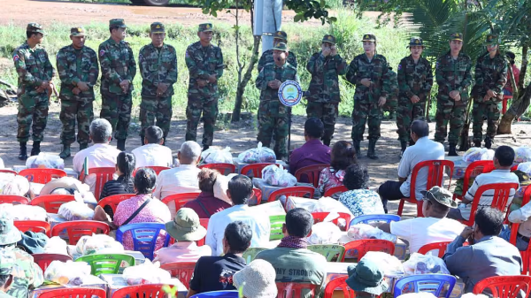 គ្រួសារអតីតយុទ្ធជនក្នុងខេត្តកំពង់ធំ ចំនួន ២០៦គ្រួសារ ទទួលបានអំណោយដ៏ថ្លៃថ្លាពីសម្ដេចទាំងទ្វេ - Image 3