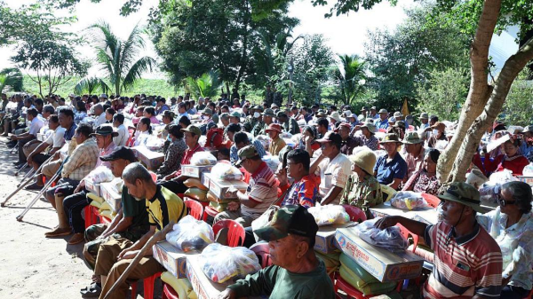 គ្រួសារអតីតយុទ្ធជនក្នុងខេត្តកំពង់ធំ ចំនួន ២០៦គ្រួសារ ទទួលបានអំណោយដ៏ថ្លៃថ្លាពីសម្ដេចទាំងទ្វេ - Image 7