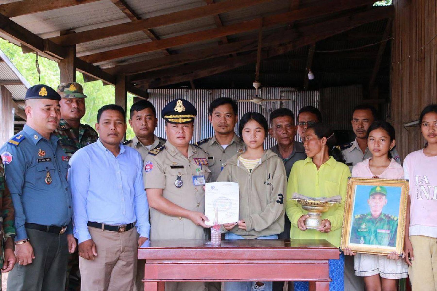 ស.អ.ក ខេត្តឧត្ដរមានជ័យ នាំយកថវិកាបេឡាមរណសង្គ្រោះជូនដល់គ្រួសារសពអតីតយុទ្ធជនចំនួន ២គ្រួសារ