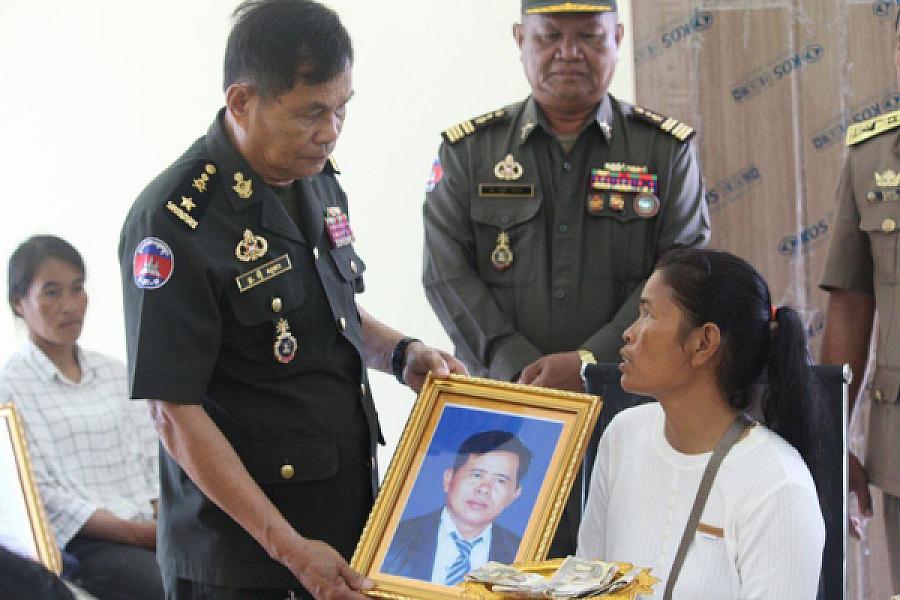 ស.អ.ក ខេត្តកំពង់ឆ្នាំង ប្រគល់ថវិកាបេឡាមរណសង្គ្រោះជូនដល់គ្រួសារសពអតីតយុទ្ធជនចំនួន ៤គ្រួសារ  - Image 4