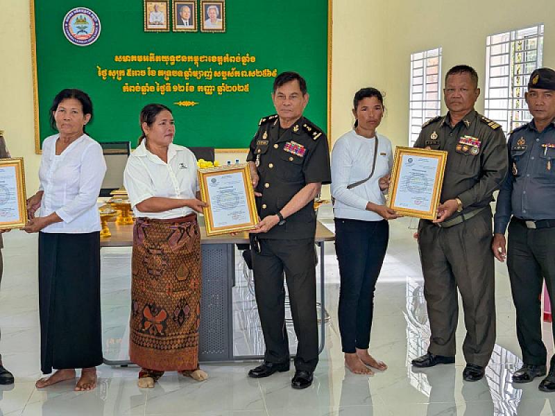 ស.អ.ក ខេត្តកំពង់ឆ្នាំង ប្រគល់ថវិកាបេឡាមរណសង្គ្រោះជូនដល់គ្រួសារសពអតីតយុទ្ធជនចំនួន ៤គ្រួសារ  - Image 5