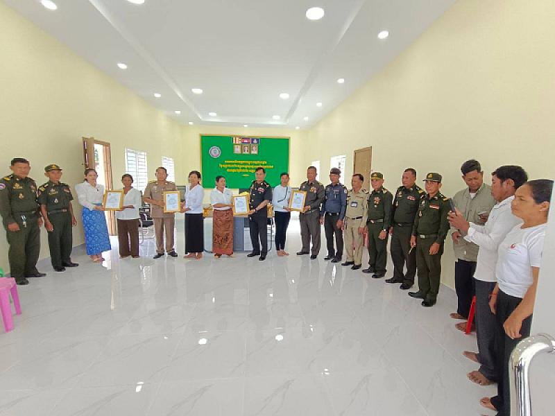 ស.អ.ក ខេត្តកំពង់ឆ្នាំង ប្រគល់ថវិកាបេឡាមរណសង្គ្រោះជូនដល់គ្រួសារសពអតីតយុទ្ធជនចំនួន ៤គ្រួសារ  - Image 9