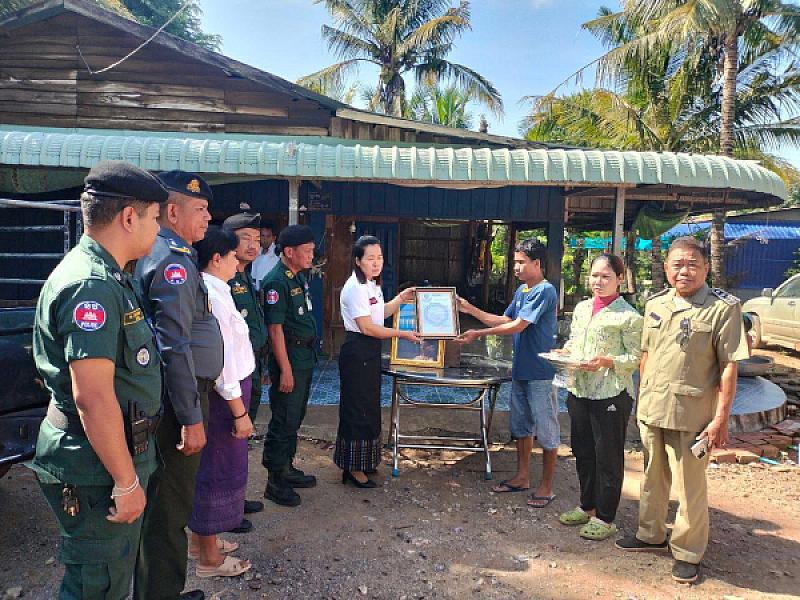 Banteay Meanchey Provincial War Veterans Association brings relief funds to the families of 2 deceased veterans