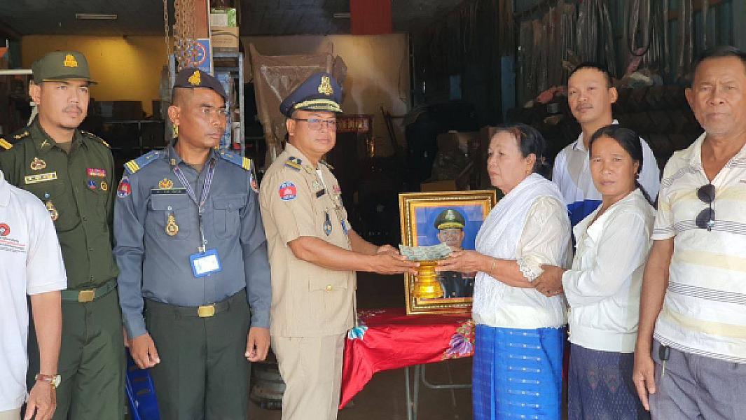 The Provincial Police Chief of Oddar Meanchey Province brought relief funds to the families of 2 deceased veterans