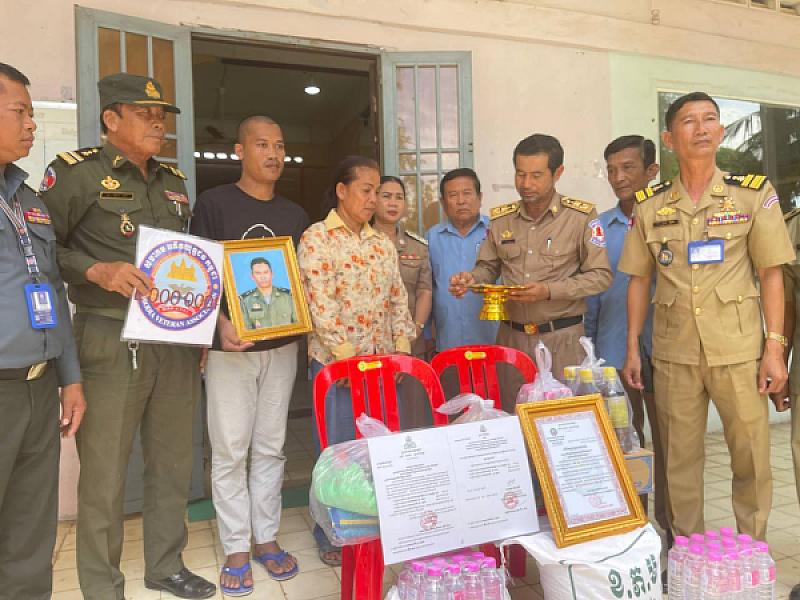 ស.អ.ក ខេត្តតាកែវ នាំយកថវិកាបេឡាមរណសង្រ្គោះជូនគ្រួសារសពអតីតយុទ្ធជនចំនួន ៣គ្រួសារ  - Image 3
