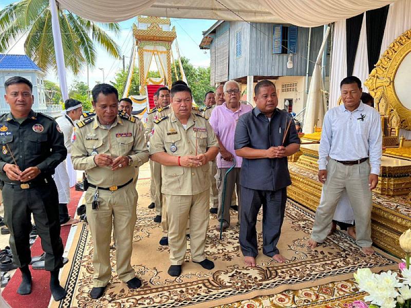 Kandal Steung District S.A.C. brings relief funds to the family of a deceased veteran