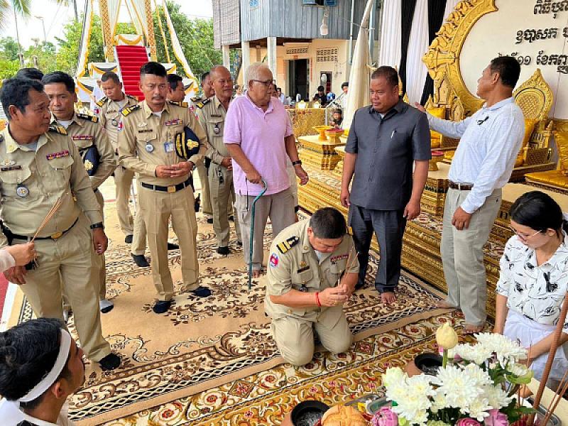 ស.អ.ក ស្រុកកណ្ដាលស្ទឹងនាំយកថវិកាបេឡាមរណសង្រ្គោះជូនគ្រួសារសពអតីតយុទ្ធជនមួយគ្រួសារ  - Image 2