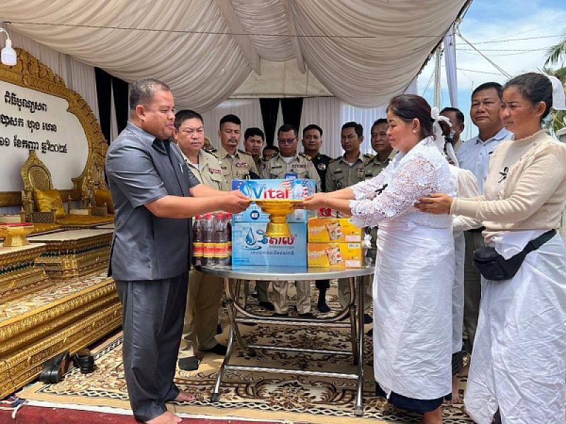 ស.អ.ក ស្រុកកណ្ដាលស្ទឹងនាំយកថវិកាបេឡាមរណសង្រ្គោះជូនគ្រួសារសពអតីតយុទ្ធជនមួយគ្រួសារ  - Image 3