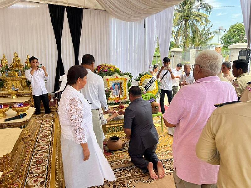 ស.អ.ក ស្រុកកណ្ដាលស្ទឹងនាំយកថវិកាបេឡាមរណសង្រ្គោះជូនគ្រួសារសពអតីតយុទ្ធជនមួយគ្រួសារ  - Image 4