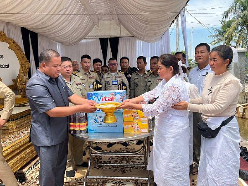 ស.អ.ក ស្រុកកណ្ដាលស្ទឹងនាំយកថវិកាបេឡាមរណសង្រ្គោះជូនគ្រួសារសពអតីតយុទ្ធជនមួយគ្រួសារ  - Image 5