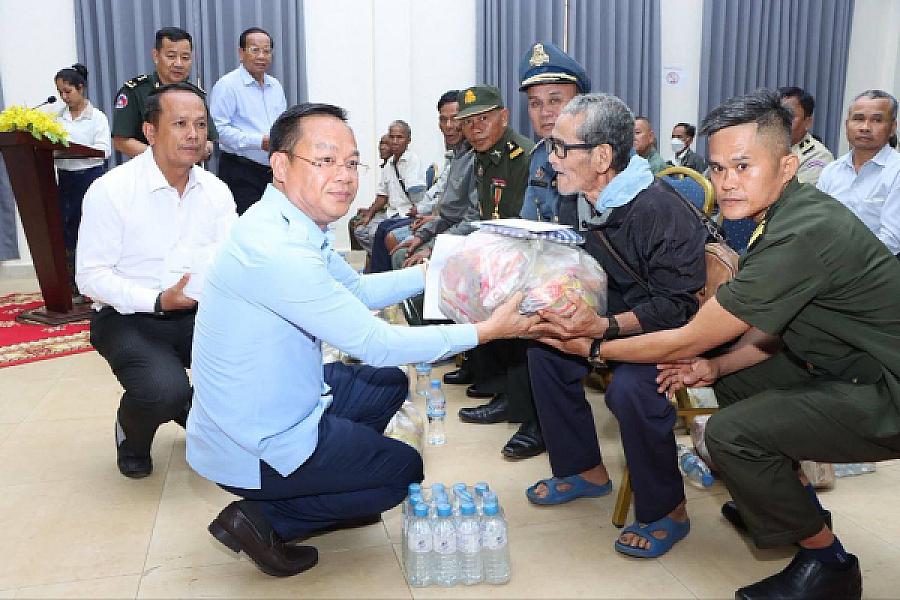 ឯកឧត្តម ថង សាវុន អភិបាលខេត្តមណ្ឌលគិរី នាំយកថវិកា និងអំណោយជូនអតីតយុទ្ធជន ១០០នាក់ ក្នុងឱកាសបុណ្យភ្ជុំបិណ្ឌ  - Image 2