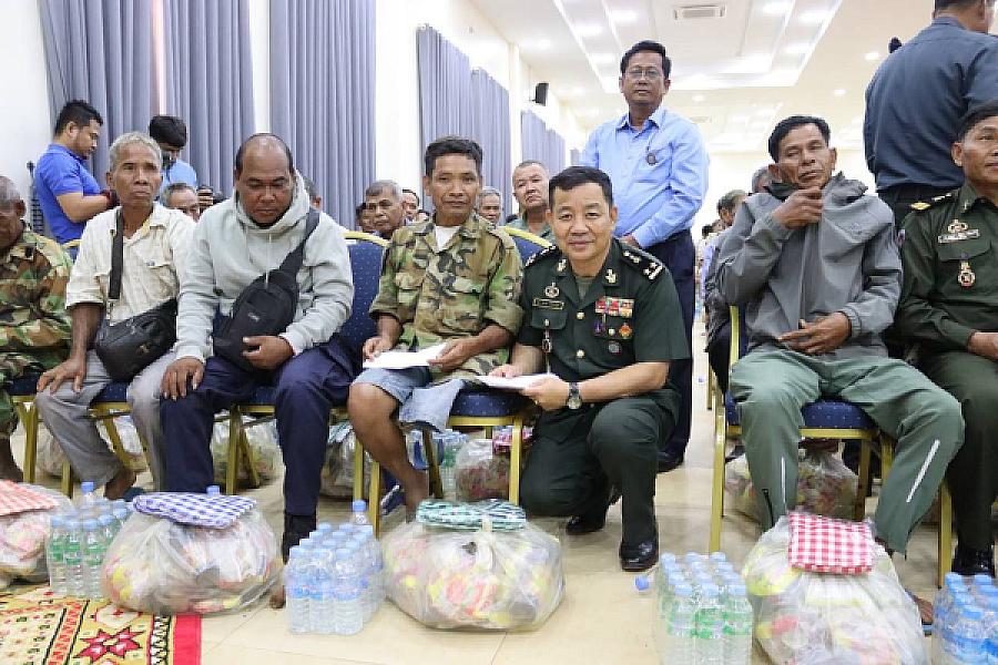 ឯកឧត្តម ថង សាវុន អភិបាលខេត្តមណ្ឌលគិរី នាំយកថវិកា និងអំណោយជូនអតីតយុទ្ធជន ១០០នាក់ ក្នុងឱកាសបុណ្យភ្ជុំបិណ្ឌ  - Image 3