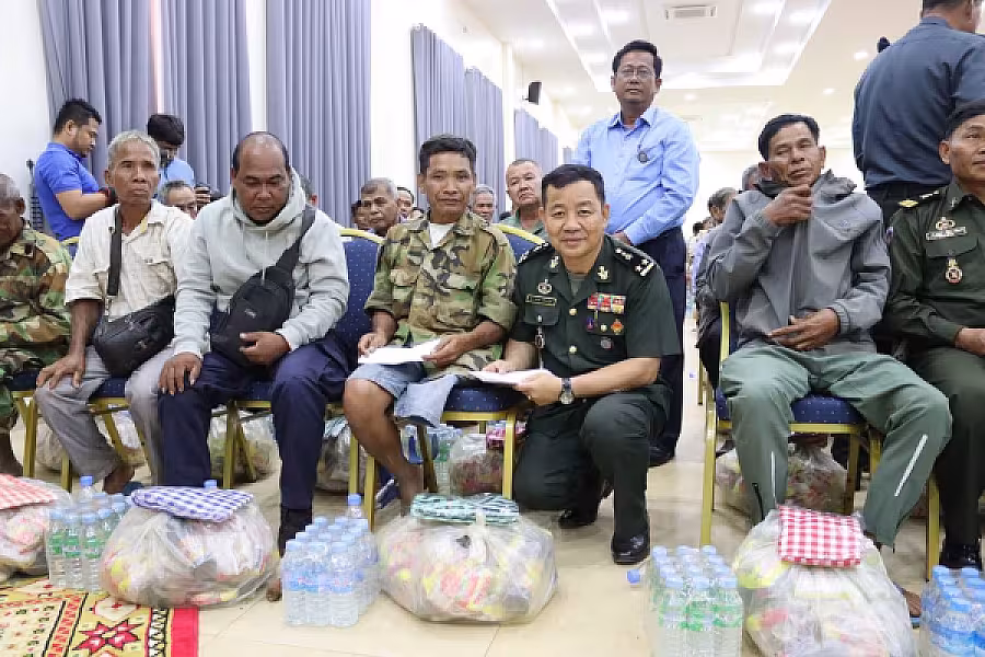 ឯកឧត្តម ថង សាវុន អភិបាលខេត្តមណ្ឌលគិរី នាំយកថវិកា និងអំណោយជូនអតីតយុទ្ធជន ១០០នាក់ ក្នុងឱកាសបុណ្យភ្ជុំបិណ្ឌ  - Image 3