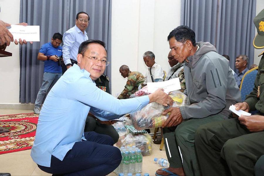 ឯកឧត្តម ថង សាវុន អភិបាលខេត្តមណ្ឌលគិរី នាំយកថវិកា និងអំណោយជូនអតីតយុទ្ធជន ១០០នាក់ ក្នុងឱកាសបុណ្យភ្ជុំបិណ្ឌ  - Image 4