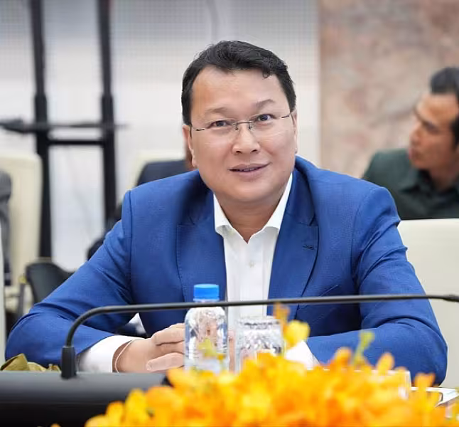 ឯកឧត្តម ឌិត ទីណា រដ្ឋមន្រ្តីក្រសួងកសិកម្ម រុក្ខាប្រមាញ់ និងនេសាទ បានឧបត្ថម្ភថវិកា ៥០០០ដុល្លា ដើម្បីរៀបចំមហាសន្និបាតវិសាមញ្ញទូទាំងប្រទេស តំណាងសមាគមអតីតយុទ្ធជកម្ពុជា