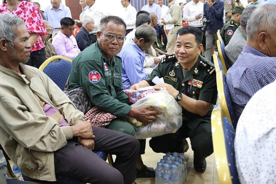 ឯកឧត្តម ថង សាវុន អភិបាលខេត្តមណ្ឌលគិរី នាំយកថវិកា និងអំណោយជូនអតីតយុទ្ធជន ១០០នាក់ ក្នុងឱកាសបុណ្យភ្ជុំបិណ្ឌ  - Image 5