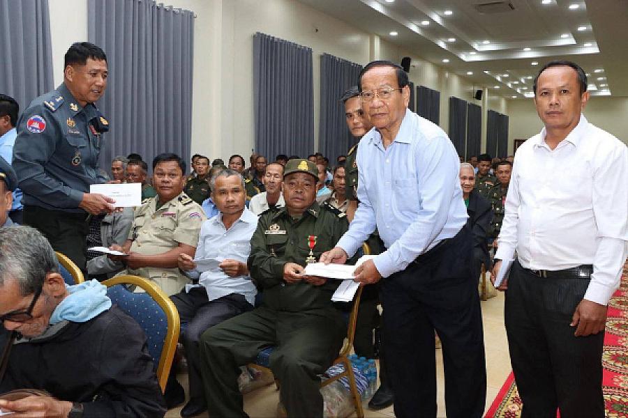 ឯកឧត្តម ថង សាវុន អភិបាលខេត្តមណ្ឌលគិរី នាំយកថវិកា និងអំណោយជូនអតីតយុទ្ធជន ១០០នាក់ ក្នុងឱកាសបុណ្យភ្ជុំបិណ្ឌ  - Image 6