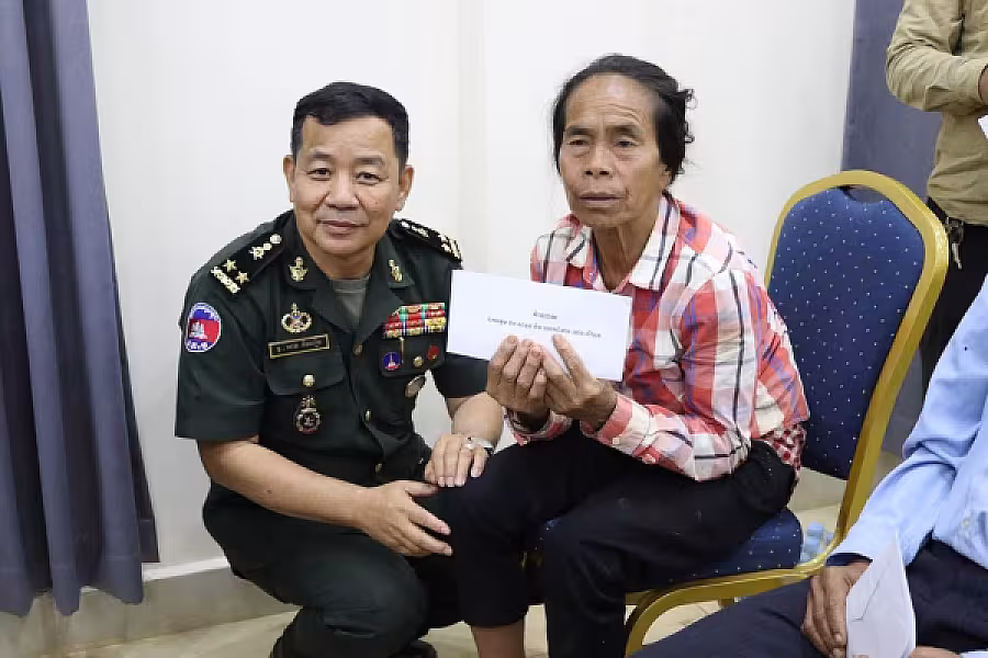 ឯកឧត្តម ថង សាវុន អភិបាលខេត្តមណ្ឌលគិរី នាំយកថវិកា និងអំណោយជូនអតីតយុទ្ធជន ១០០នាក់ ក្នុងឱកាសបុណ្យភ្ជុំបិណ្ឌ  - Image 7