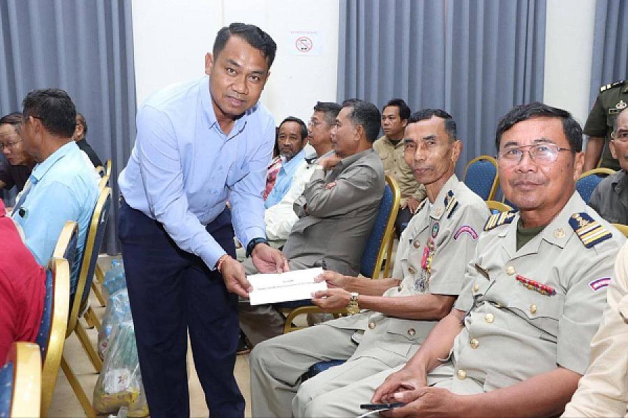 ឯកឧត្តម ថង សាវុន អភិបាលខេត្តមណ្ឌលគិរី នាំយកថវិកា និងអំណោយជូនអតីតយុទ្ធជន ១០០នាក់ ក្នុងឱកាសបុណ្យភ្ជុំបិណ្ឌ  - Image 9