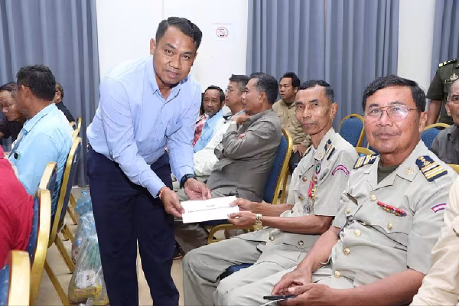 ឯកឧត្តម ថង សាវុន អភិបាលខេត្តមណ្ឌលគិរី នាំយកថវិកា និងអំណោយជូនអតីតយុទ្ធជន ១០០នាក់ ក្នុងឱកាសបុណ្យភ្ជុំបិណ្ឌ  - Image 9