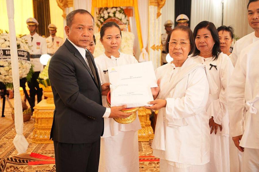 ឯកឧត្តម ជួន ជីវិន ជំនួយការ សម្តេចមហាបវរធិបតី ហ៊ុន ម៉ាណែត នាយករដ្ឋមន្រ្តីនៃព្រះរាជាណាចក្រកម្ពុជា បានអញ្ជើញគោរពវិញ្ញាណក្ខន្ធសព ឯកឧត្តម ឧត្តមសេនីយ៍ឯក ច័ន្ទ លំផាត់