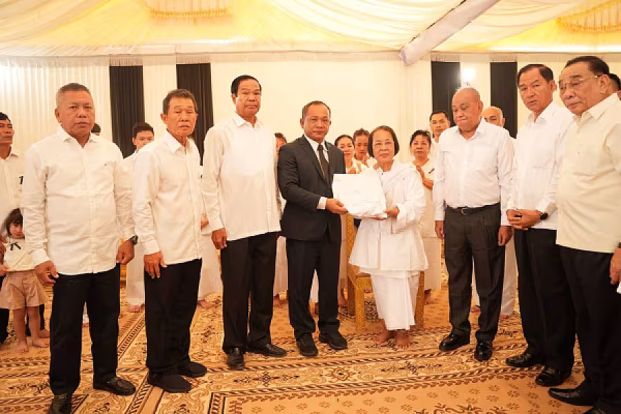 ឯកឧត្តម ជួន ជីវិន ជំនួយការ សម្តេចមហាបវរធិបតី ហ៊ុន ម៉ាណែត នាយករដ្ឋមន្រ្តីនៃព្រះរាជាណាចក្រកម្ពុជា បានអញ្ជើញគោរពវិញ្ញាណក្ខន្ធសព ឯកឧត្តម ឧត្តមសេនីយ៍ឯក ច័ន្ទ លំផាត់ - Image 2