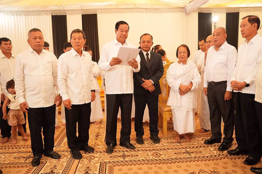 ឯកឧត្តម ជួន ជីវិន ជំនួយការ សម្តេចមហាបវរធិបតី ហ៊ុន ម៉ាណែត នាយករដ្ឋមន្រ្តីនៃព្រះរាជាណាចក្រកម្ពុជា បានអញ្ជើញគោរពវិញ្ញាណក្ខន្ធសព ឯកឧត្តម ឧត្តមសេនីយ៍ឯក ច័ន្ទ លំផាត់ - Image 4