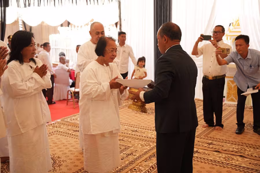 ឯកឧត្តម ជួន ជីវិន ជំនួយការ សម្តេចមហាបវរធិបតី ហ៊ុន ម៉ាណែត នាយករដ្ឋមន្រ្តីនៃព្រះរាជាណាចក្រកម្ពុជា បានអញ្ជើញគោរពវិញ្ញាណក្ខន្ធសព ឯកឧត្តម ឧត្តមសេនីយ៍ឯក ច័ន្ទ លំផាត់ - Image 5