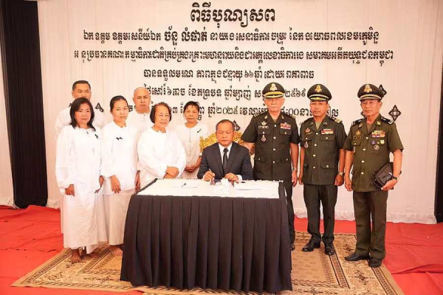 ឯកឧត្តម ជួន ជីវិន ជំនួយការ សម្តេចមហាបវរធិបតី ហ៊ុន ម៉ាណែត នាយករដ្ឋមន្រ្តីនៃព្រះរាជាណាចក្រកម្ពុជា បានអញ្ជើញគោរពវិញ្ញាណក្ខន្ធសព ឯកឧត្តម ឧត្តមសេនីយ៍ឯក ច័ន្ទ លំផាត់ - Image 8