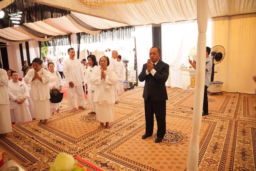 ឯកឧត្តម ជួន ជីវិន ជំនួយការ សម្តេចមហាបវរធិបតី ហ៊ុន ម៉ាណែត នាយករដ្ឋមន្រ្តីនៃព្រះរាជាណាចក្រកម្ពុជា បានអញ្ជើញគោរពវិញ្ញាណក្ខន្ធសព ឯកឧត្តម ឧត្តមសេនីយ៍ឯក ច័ន្ទ លំផាត់ - Image 9