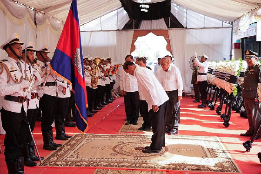 ឯកឧត្តម នាយឧត្តមសេនីយ៍កិត្តិសង្គហបណ្ឌិត គន់ គីម បានដឹកនាំគណៈប្រតិភូ និងឯកឧត្តម អគ្គលេខាធិការរង ស.អ.ក អញ្ជើញគោរពវិញ្ញាណក្ខន្ធសព ឯកឧត្តម ឧត្តមសេនីយ៍ឯក ច័ន្ទ លំផាត់