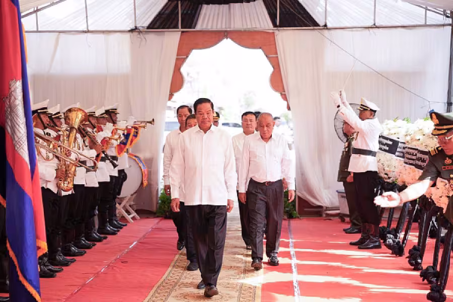 ឯកឧត្តម នាយឧត្តមសេនីយ៍កិត្តិសង្គហបណ្ឌិត គន់ គីម បានដឹកនាំគណៈប្រតិភូ និងឯកឧត្តម អគ្គលេខាធិការរង ស.អ.ក អញ្ជើញគោរពវិញ្ញាណក្ខន្ធសព ឯកឧត្តម ឧត្តមសេនីយ៍ឯក ច័ន្ទ លំផាត់ - Image 2